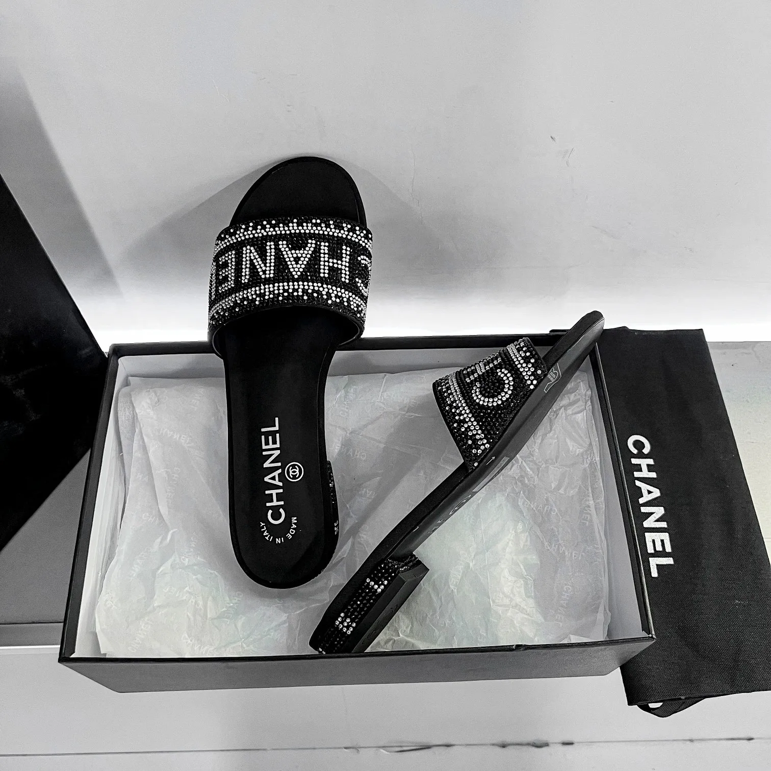 👟👟Ex-factory price 440👟👟 Xiaoxiang Chanel rhinestone slippers with large black rhinestone letters, these really blingbling slippers are full of diamonds. They are both classic and artistic, and can be styled according to your daily style. The characteristic is that the hot diamonds are particularly shiny. They are made with heavy craftsmanship and are not easy to fall off. They have the sexy temperament of celebrities and are versatile. Color: black, white, 35-40 leather outsole